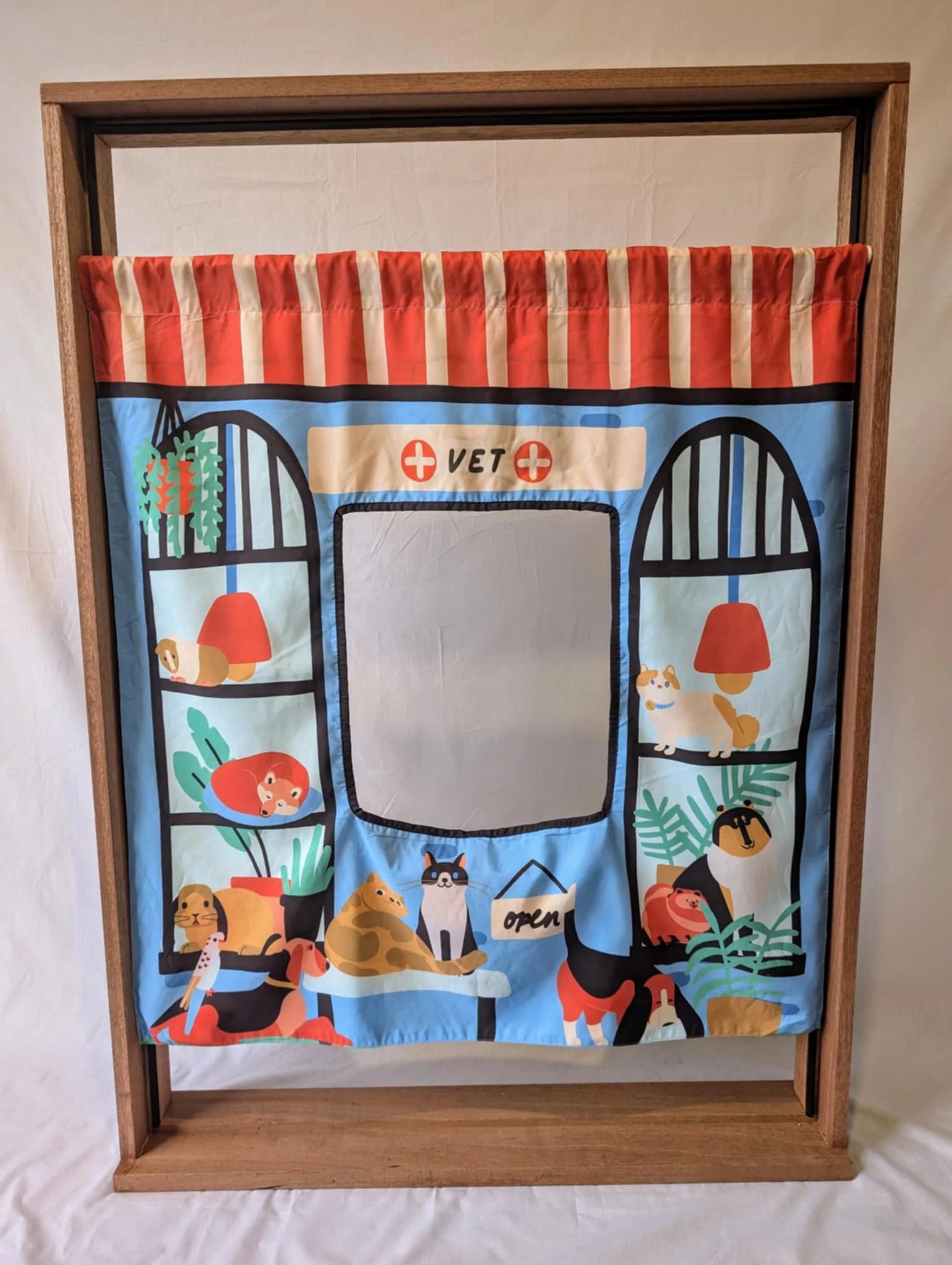 THE COZY CUBE PLAY PANELS REVERSIBLE PET SHOP AND VET