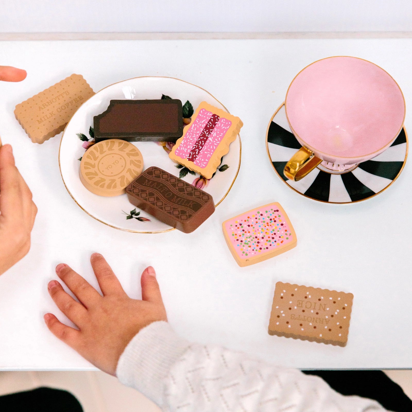 MAKE ME ICONIC ARNOTT'S BICKIES 11 PIECE SET